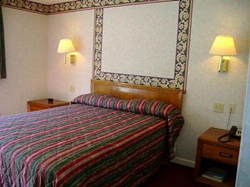 Passport Inn And Suites Chaplin image 2