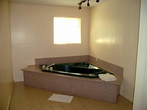 Passport Inn And Suites Chaplin image 3